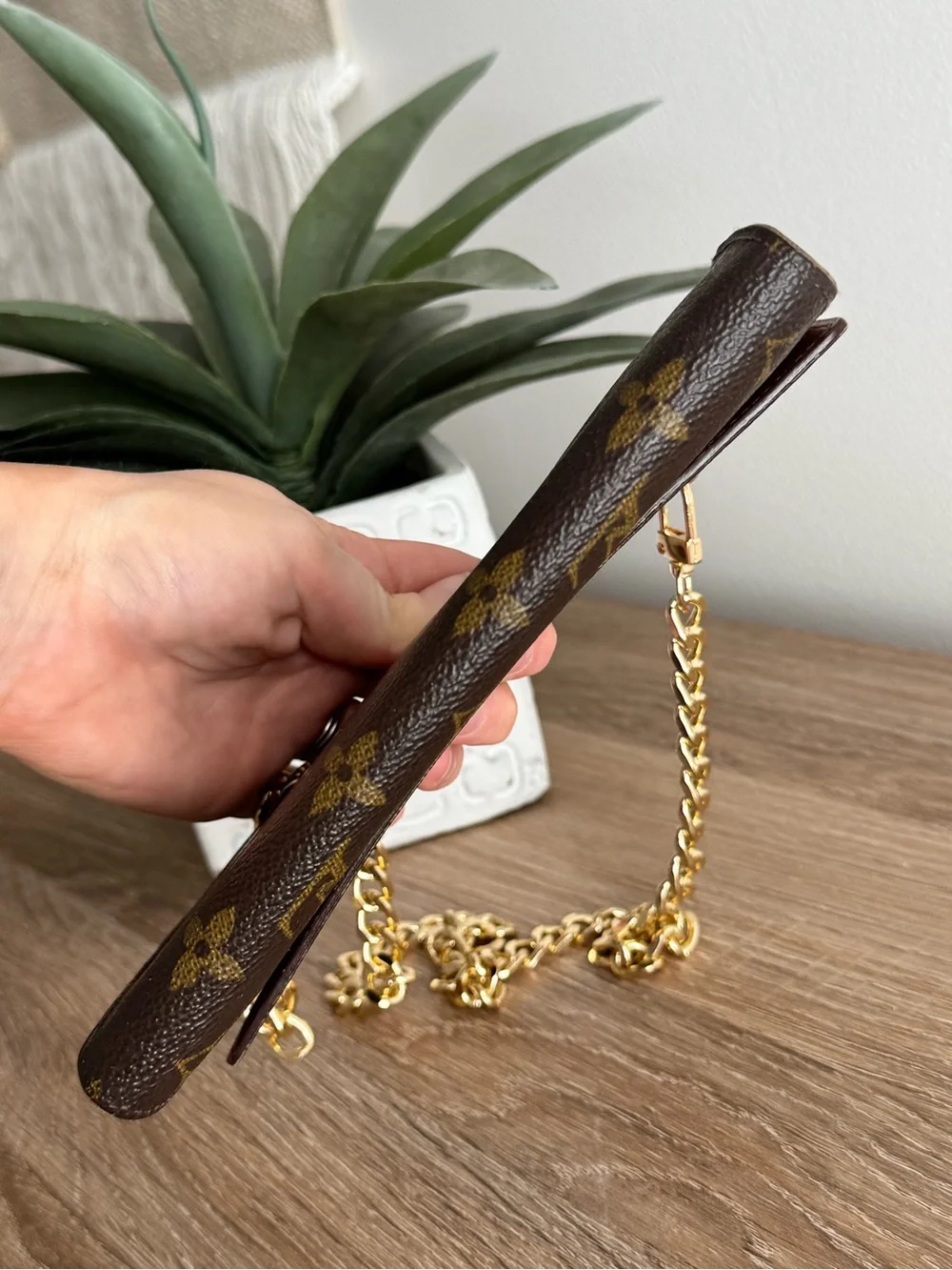 ✅AUTH✅LOUIS VUITTON WALLET ON A CHAIN
